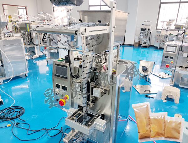 小袋酱料自动包装机实拍图
